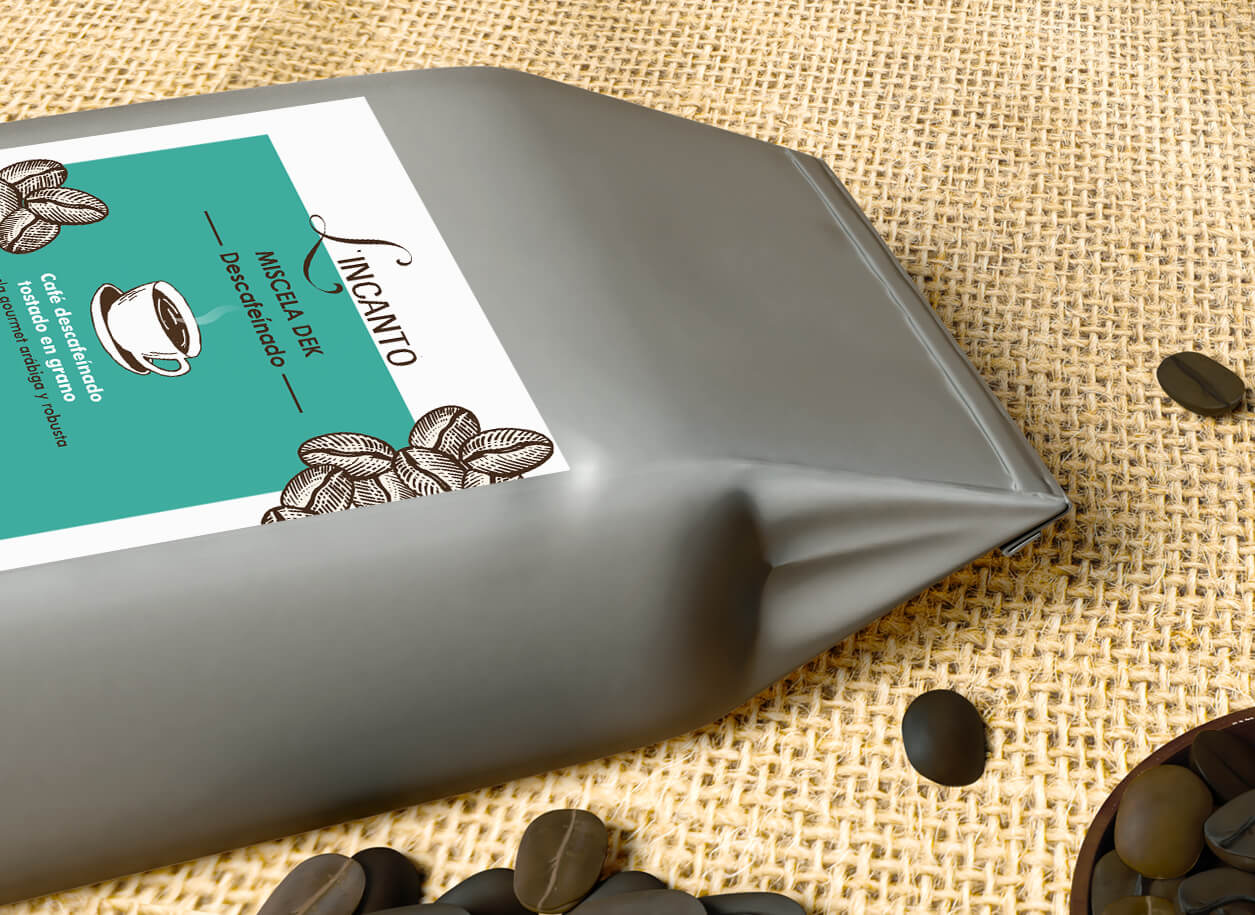 Paquete con etiqueta de café L'incanto sobre tela rústica y granos de café